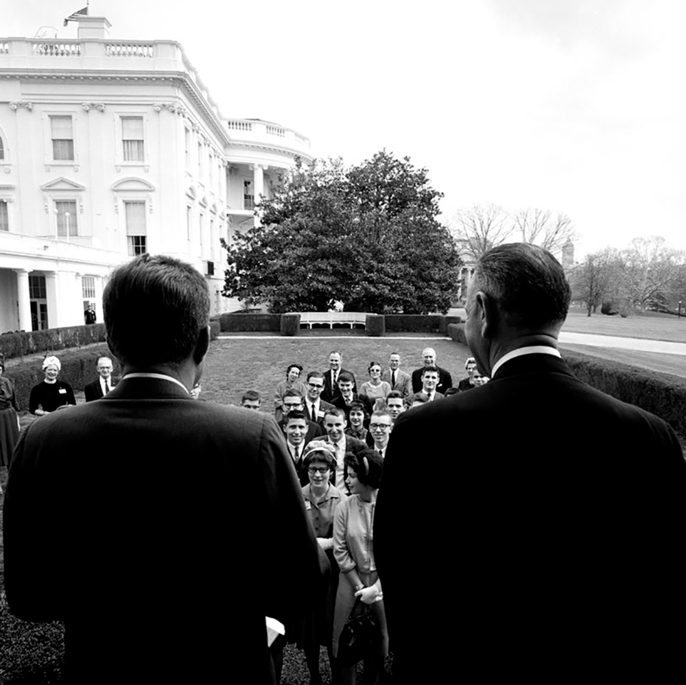肯尼迪总统和副总统约翰逊地址STS决赛在玫瑰花园